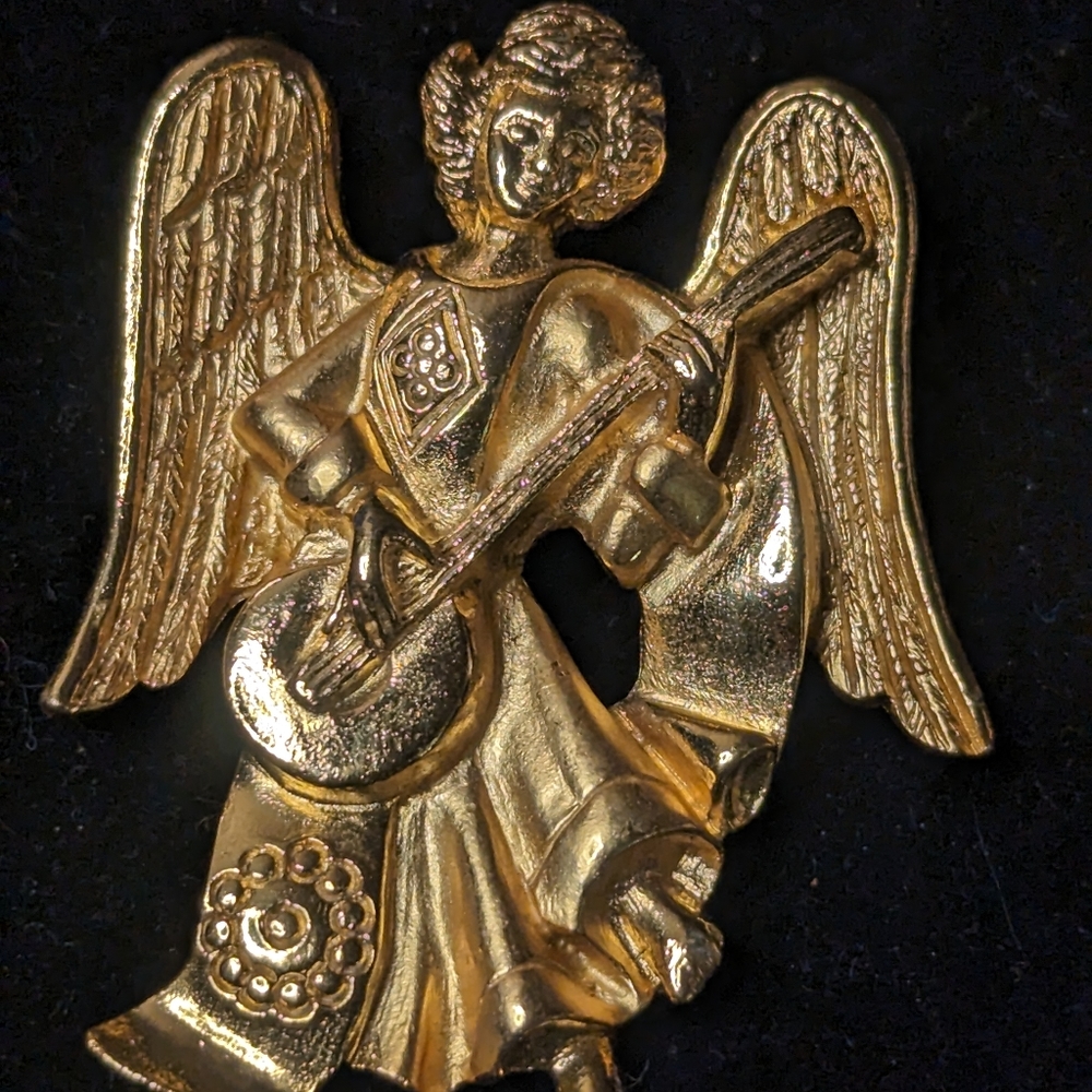 Angel With Banjo Gold Brooch